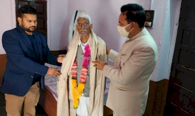 कोरोना फाइटरो का उपखण्ड अधिकारी मनुदेव यादव का कर रहे सम्मान