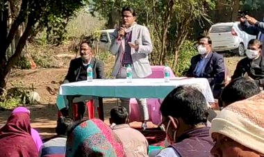 बन्धबारैठा में जिला कलैक्टर ने की जनसुनवाई दिये आवश्यक दिशा निर्देश