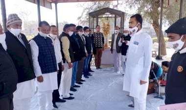 गांधी पार्क में राष्ट्रपिता की प्रतिमा में पुष्प अर्पित कर दी श्रंद्धाजलि