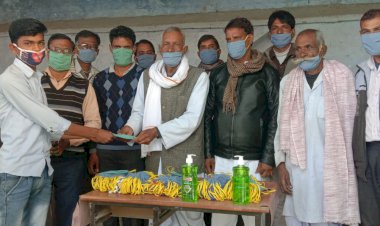 स्कूल के विद्यार्थियों को कोरोना से बचाव के लिए भामाशाह ने बांटे मास्क व सैनिटाइजर