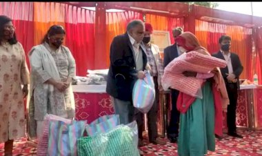 वस्त्र वितरण कार्यक्रम में वस्त्र पाकर खिल उठे जरुरतमन्दों के चहरे