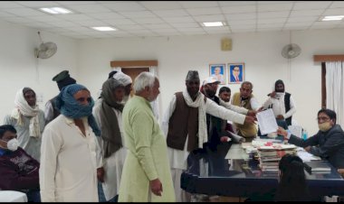 ब्रज के पर्वतों पर खनन पर रोक लगाने की मांग को लेकर संभागीय आयुक्त से मिला 25 सदस्य प्रतिनिधि मंडल