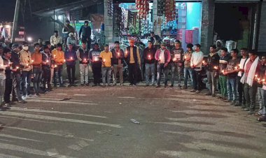 शहीद निखिल दायमा की शहादत पर केंडल  जलाकर दी श्रंद्धाजलि