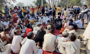 ब्रज के पर्वतों पर हो रहे खनन के विरोध में ग्रामीणों व साधू संतों ने रोका कैथवाड़ा–डीग सड़क मार्ग