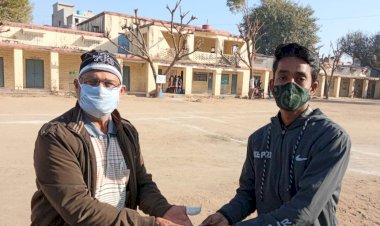 रास्ते मे गिरा मोबाइल लौटकर दिया इमानदारी का परिचय