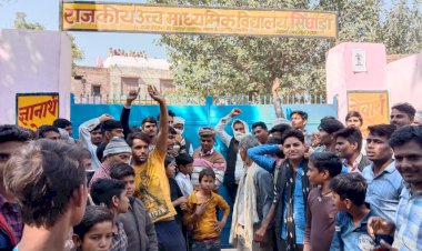 छात्राओ से आपत्तिजनक संवाद की शिकायत पर ग्रामीणो ने किया हंगामा, विधालय पर लगाया ताला