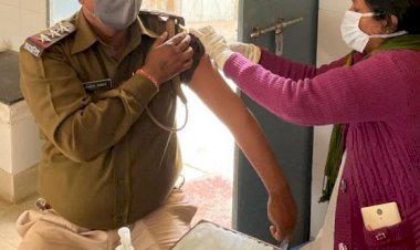 कठूमर सीएससी पर रेवन्यू व पुलिस विभाग के फ्रेट लाईन कर्मियों ने कराया वैक्सीनेशन