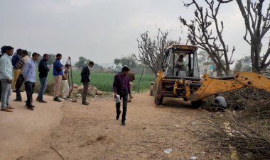 लक्ष्मणगढ क्षेत्र के ग्राम लीली में प्रशासन ने रास्ते से हटवाया अतिक्रमण