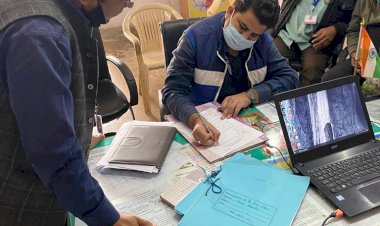 तहसीलदार अभिषेक यादव ने किया औचक  निरीक्षण , कार्मिकों को दिए कमियाँ  सुधारने के निर्देश