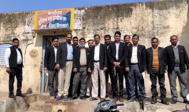 अधिवक्ता से  मारपीट के आरोपियों की गिरफ्तारी की मांग को लेकर सीओ से मिला अधिवक्ताओं का प्रतिनिधिमंडल