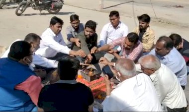 ग्रामविकास अधिकारी संघ ने राज्य सरकार का ध्यान आकर्षित करने के लिए किया सद्बुद्धि यज्ञ