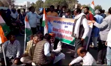 केंद्र सरकार द्वारा पारित तीन कृषि कानूनों के विरोध में किसानों ने किया चक्का जाम