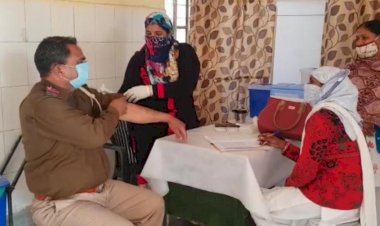 कोरोना वैक्सीन के चतुर्थी चरण में 35 पुलिस विभाग के अधिकारी व पुलिसकर्मी का किया गया वैक्सीनेशन
