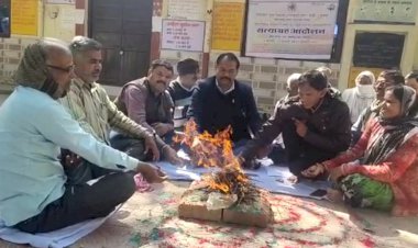 ग्राम विकास अधिकारी संवर्ग के सात सूत्री मांग पर ध्यानाकर्षण के लिए सत्याग्रह आंदोलन व यज्ञ आयोजित