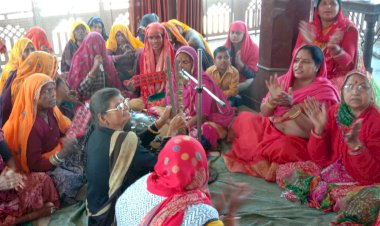 चौथ माता मंदिर में महिलाओं ने किया भजन कीर्तन