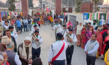 सारे जहां से अच्छा हिन्दुस्तान हमारा धुन के साथ चौरीचौरा पुलिस ने शहीद स्मारक पर दी सलामी