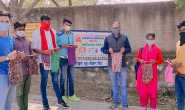 आनंदम विषय के अंतर्गत विद्यार्थी कर रहे है कपड़े के थैलों का निर्माण