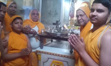 जैन धर्म के प्रथम तीर्थकर भगवान आदिनाथ का निर्माण लड्डू चढ़ाया
