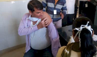 कठूमर मे पंचायतीराज के कार्मिकाे ने कराया काेराेना वैक्सीनेशन