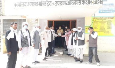 किसानों ने ओलावृष्टि का मुआवजा नहीं मिलने पर उपखण्ड अधिकारी को सौपा ज्ञापन