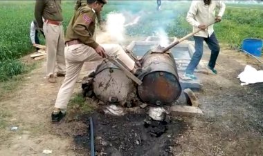 पुलिस की टीम देख भागे शराब तस्कर 2000 लीटर वास पुलिस ने की नष्ट