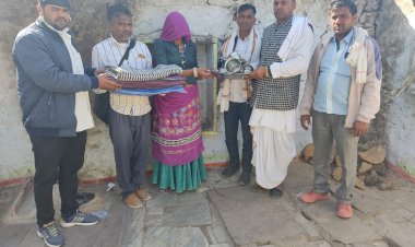 देशबन्धु गुप्ता के जन्म दिवस पर अग्नि पीडित परिवारों को राहत सामग्री बांटी
