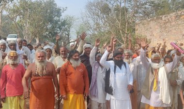 ब्रज के पर्वतों पर हो रहे विनाशकारी खनन के खिलाफ साधू-संतों व ग्रामीणों का धरना के लगातार 28वे दिन भी जारी