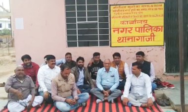 थानागाजी पालिका अध्यक्ष के खिलाफ पार्षदों का बगावती धरना चौथे दिन भी रहा जारी
