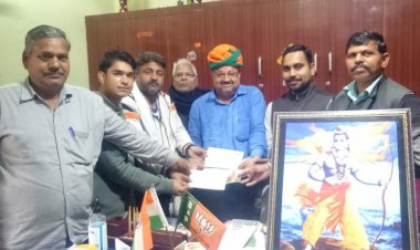 श्री राम मंदिर जन्मभूमी निर्माण निधि काे लाेगाे ने राशि की समर्पित