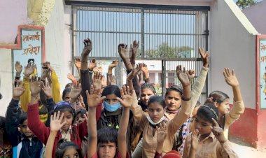 शिक्षक को नही हटाने की मांग को लेकर परमदरा में छात्र- छात्राओं ने विद्यालय पर की तालाबंदी