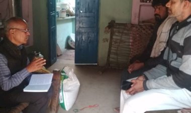 दुष्कर्म पीडित दलित युवती के परिजनो से मिलने पहुंचे सामाजिक न्याय एवं विकास समिति के सदस्य