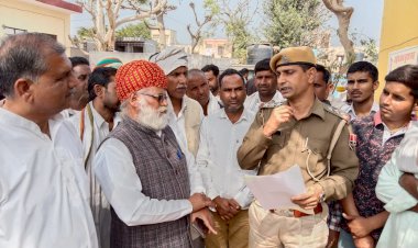 भैंसो की चोरी व बाइक लूट की बारदात के बाद ग्रामीणो ने पुलिस को सौंपा ज्ञापन,आन्दोलन की चेतावनी