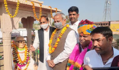 समाजसेवी रमेशचन्द गुप्ता की प्रतिमा का अनावरण