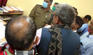 ठेकड़ा प्रधानाचार्य छोटेलाल के साथ मारपीट करने वालों को गिरफ्तार करने की मांग को लेकर दिया ज्ञापन