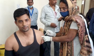 प्रारंभिक शिक्षा के अध्यापकों को गोविंदगढ़ सामुदायिक स्वास्थ्य केंद्र में लगाए गए टीके