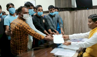 प्रशासन जल्द से जल्द कांकर छाजा गांव से हटवाए अतिक्रमण, युवाओ ने सौपा ज्ञापन