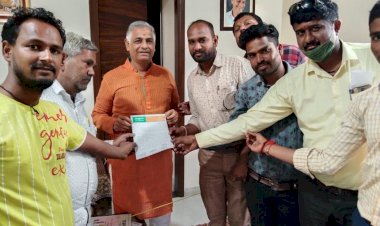 उपनगर पुर के चारो पार्षदो ने विधायक को दिया बस स्टाँप के लिये ज्ञापन