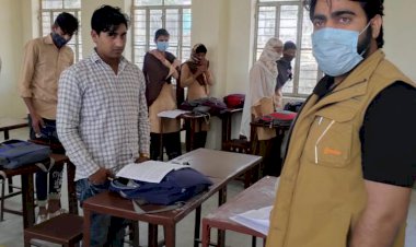 किशनगढ़ बास तहसीलदार पुष्पेंद्र देशवाल समय निकालकर विद्यालय में बच्चों को पढाया गणित और भौतिक विज्ञान