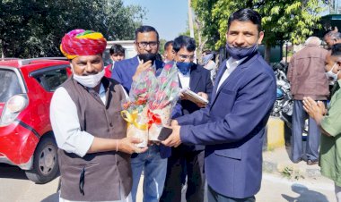 नरूका ने अतिरिक्त कलेक्टर एवं एसडीएम को किया गुलदस्ता भेंट