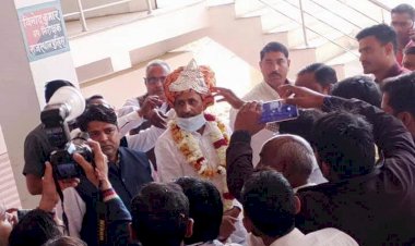 कठूमर हंस होन्डा पर मंत्री भजनलाल जाटव का चांदी का मुकुट पहनाकर किया भव्य स्वागत