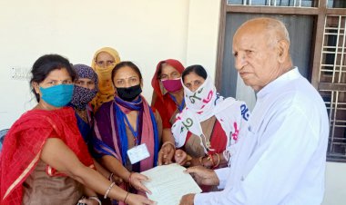 ग्राम साथिनों ने विभिन्न मांगों को लेकर विधायक दीपचन्द खैरिया को सौपा ज्ञापन