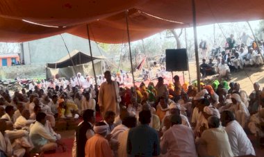 ब्रज के पर्वतों पर हो रहे विनाशकारी खनन के खिलाफ साधू-संतों व ग्रामीणों का धरना 37वें  दिन भी जारी