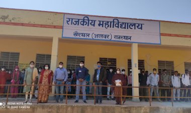 महाविद्यालय में पालिका ने मास्क व पोस्टर किए वितरित