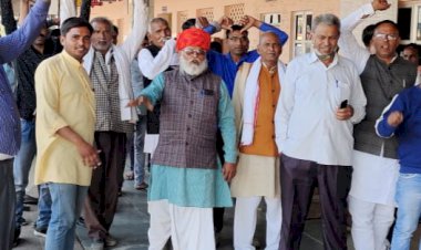 पैसेन्जर ट्रेन चलाये जाने की मांग, एसएस को सौंपा ज्ञापन