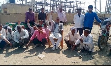 कचरा डालने के विरोध को लेकर पूर्व पार्षद सहित अन्य लोगो ने किया धरना प्रदर्शन