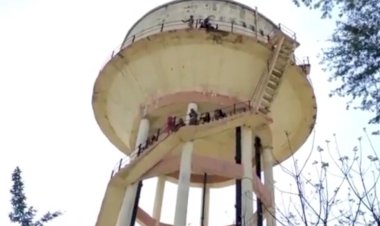 गर्मी की दस्तक से पहले ही पानी के लिए मचा शहर में हाहाकार, पानी की टंकी पर चढ़ी महिलाएं