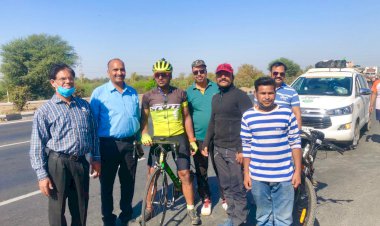 छः हजार किलोमीटर की साईकिल यात्रा पर निकले डॉक्टर का भीलवाड़ा में किया स्वागत