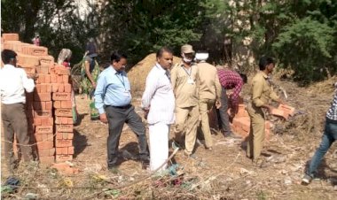 पालिका प्रशासन ने अतिक्रमण पर दिखाई सख्ती, सरकारी जमीन से अतिक्रमण हटाकर सामान किया जब्त