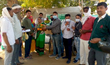 हॉस्पिटल पार्किंग ठेकेदार ने मरीजों को बांटे फल