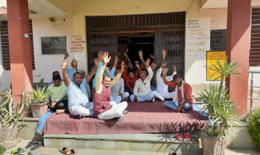 पटवारी एंव ग्राम विकास अधिकारी पर पैसे लेकर इंतकाल स्वीकार करने का आरोप,  वार्ड पंचो ए़ंव ग्रामीणों ने किया विरोध - प्रदर्शन
